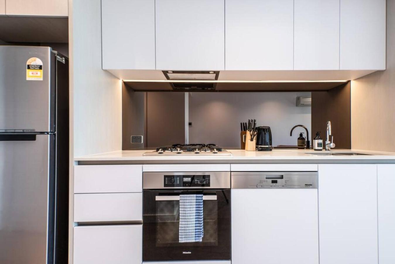 811d High Rise Abnb-style 2br With View Free Parking Holiday home